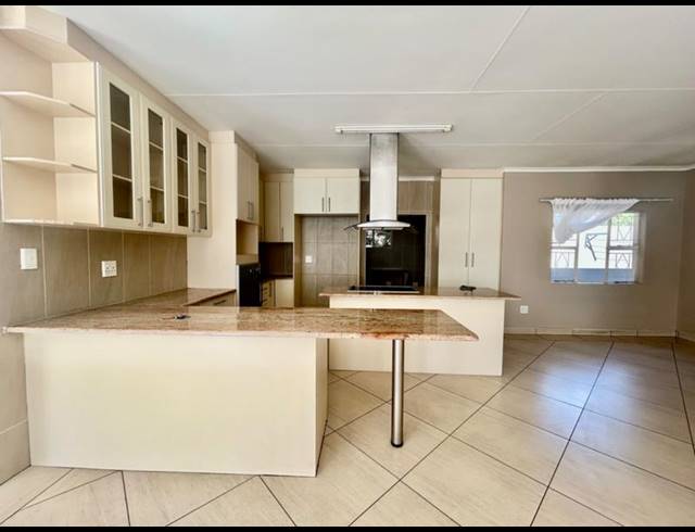 2 BEDROOM TOWNHOUSE FOR SALE IN VANDERBIJLPARK SW 1